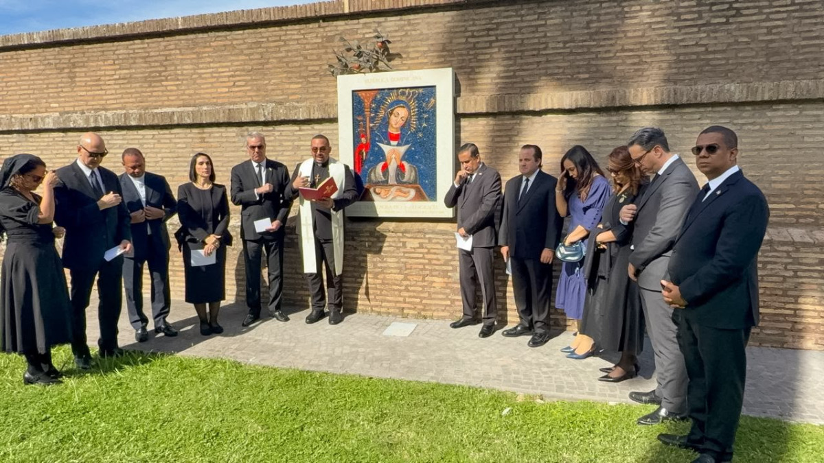 Presidente Abinader pide al pueblo dominicano orar por la salud del papa León XIV desde el Vaticano - Imagen