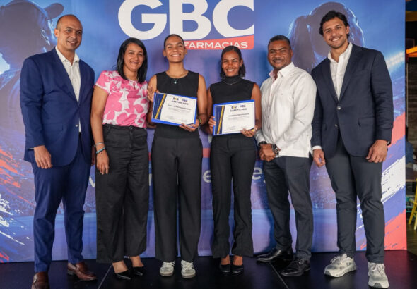 Raymond Rodríguez y Fundación GBC entregan becas deportivas universitarias a las atletas Crismeily y Crismil Paniagua - Imagen